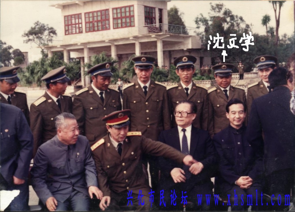 沈文学与江泽民合照A.JPG