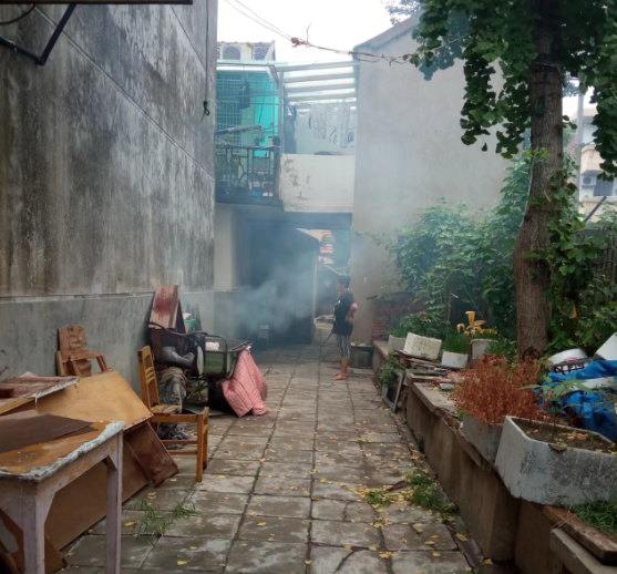 收集垃圾 燃烧垃圾烧水 周围是各种违章建筑 乱搭乱建