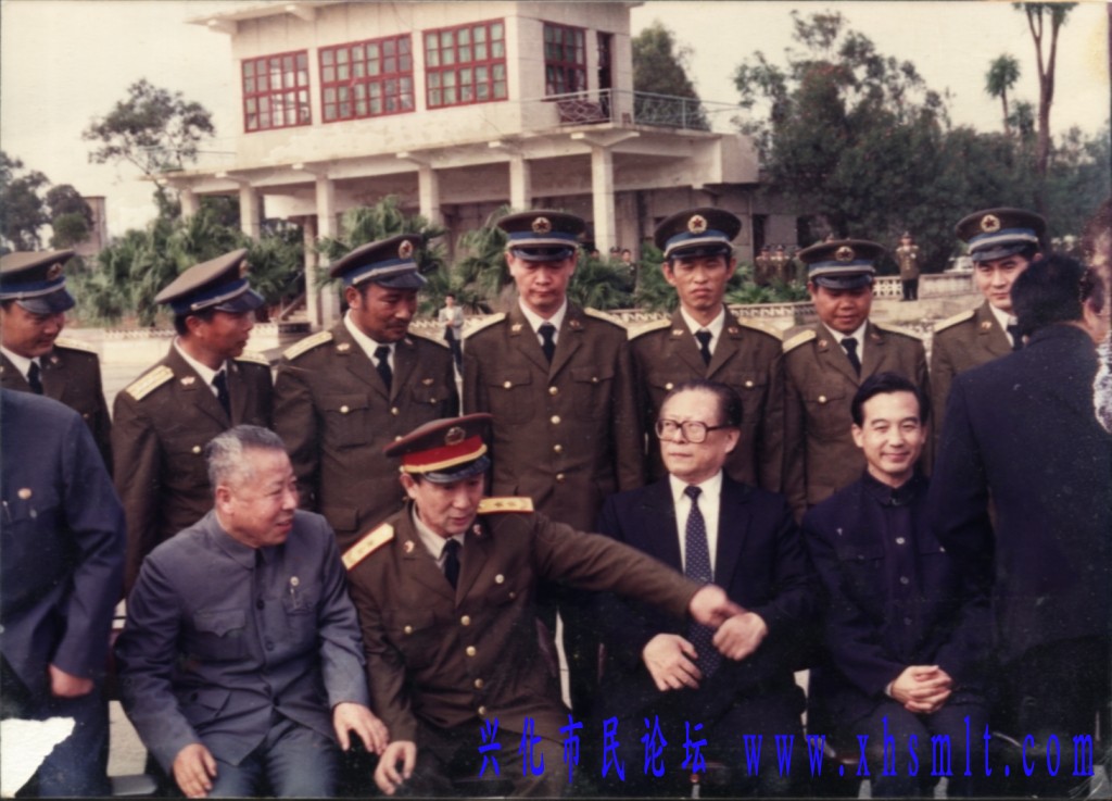 沈文学与江泽民合照1.jpg