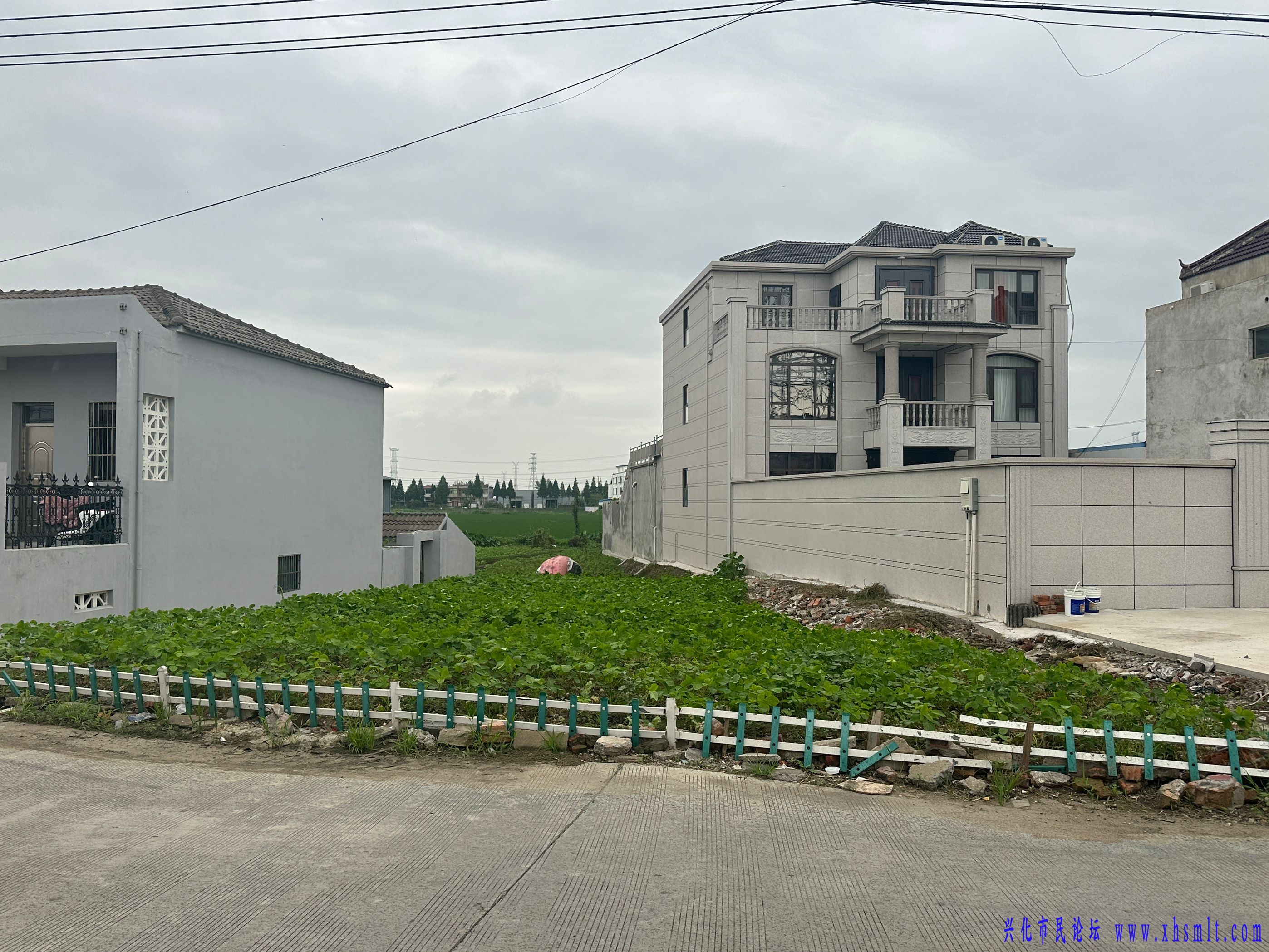 这是现在房子的现状，右边是他家去年建的三层楼和大院子