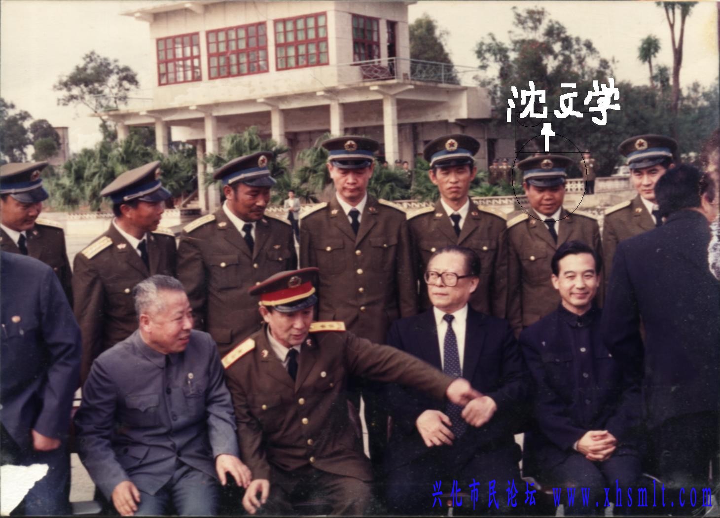 沈文学与江泽民合照A.JPG