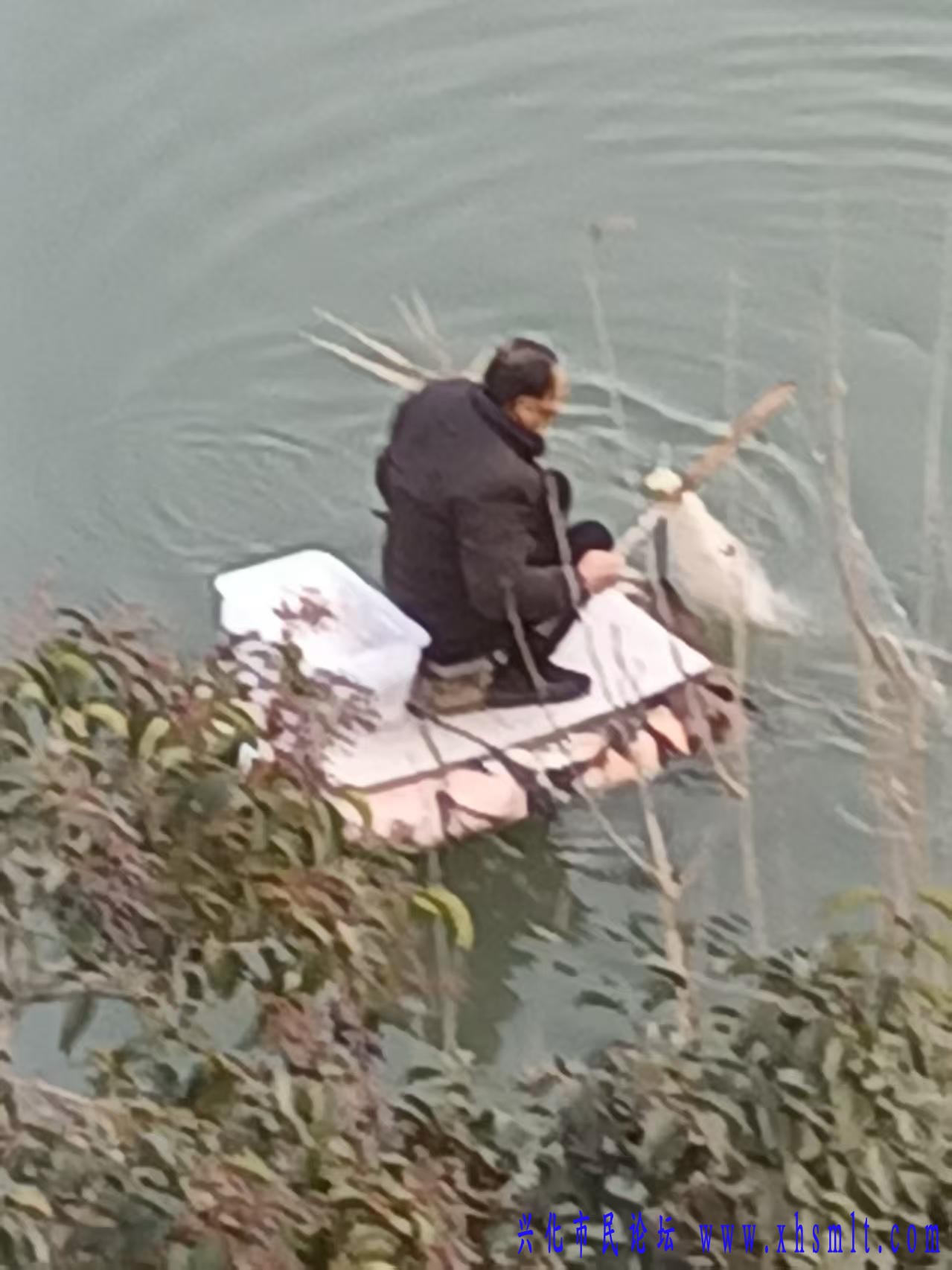 泡沫船丝网捕鱼